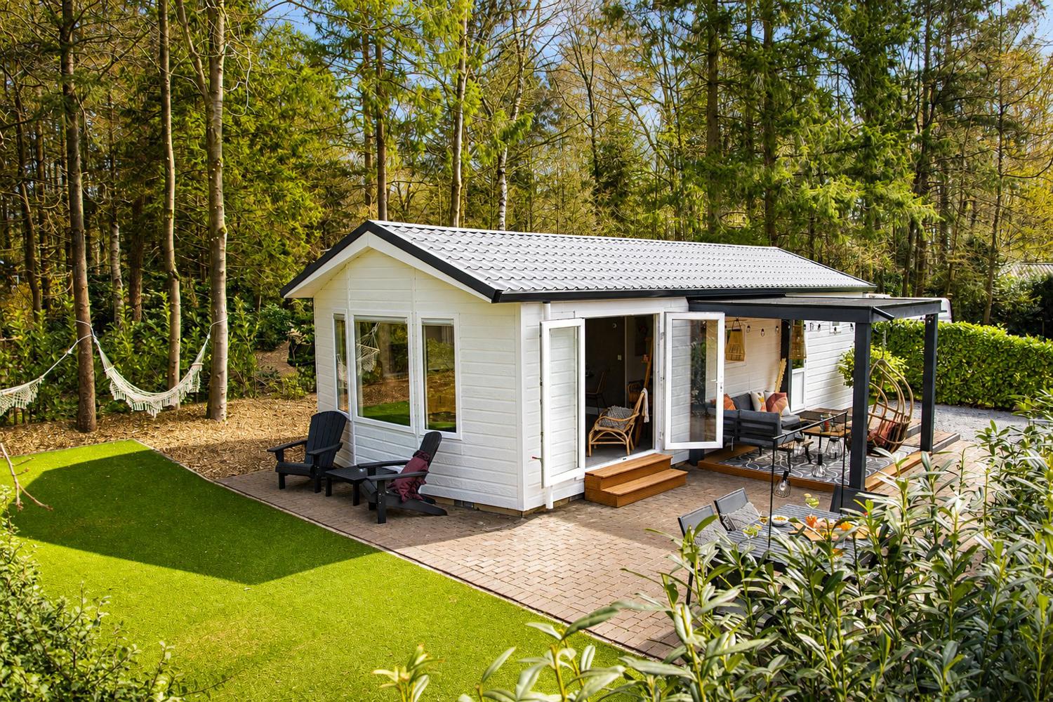 chalet met patio en zonnig terras in het bos tinyhouse sam