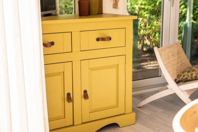 gezellig interieur met gele kast en tuin tinyhouse julia