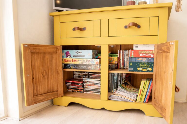 gezellige kast met bordspellen en boeken tinyhouse julia