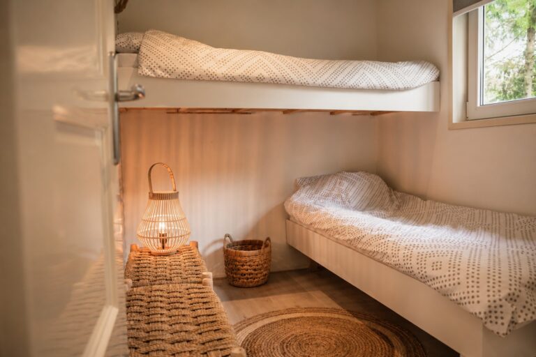 gezellige minimalistische slaapkamer met raam tinyhouse julia