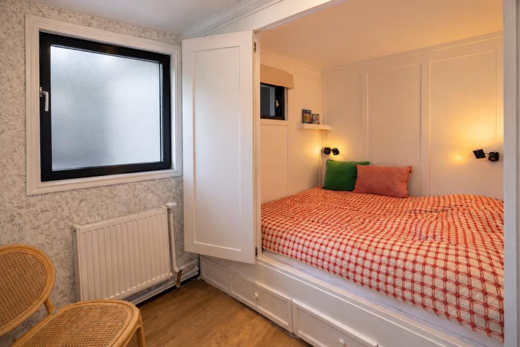 gezellige slaapkamer met bedstee tinyhouse pippa