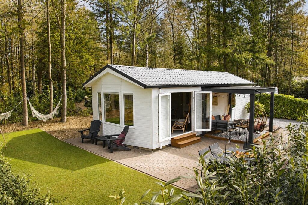 gezellige tuin met buitenruimte en hangmat tinyhouse sam