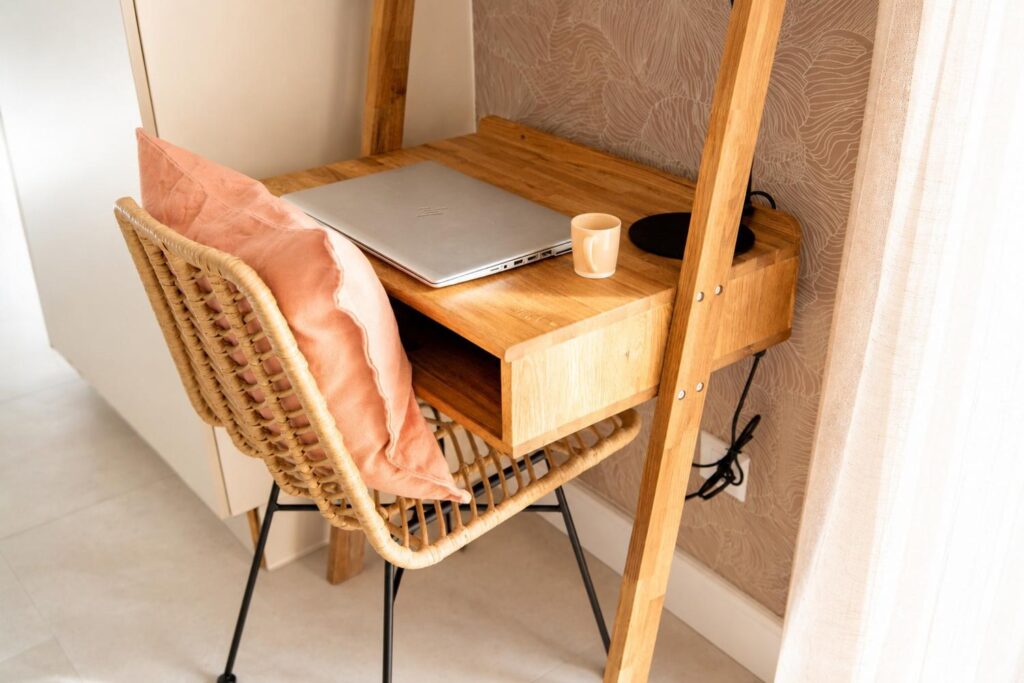 gezellige werkplek met houten buro tinyhouse sam