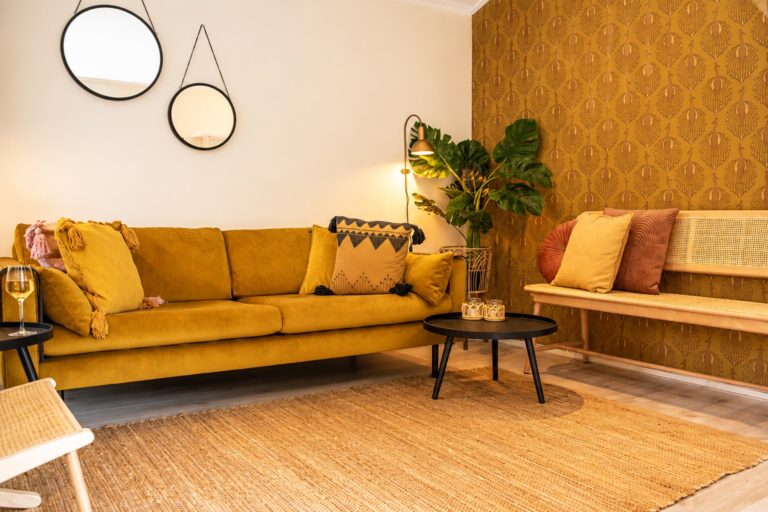 gezellige woonkamer in boho sfeer met plant tinyhouse julia