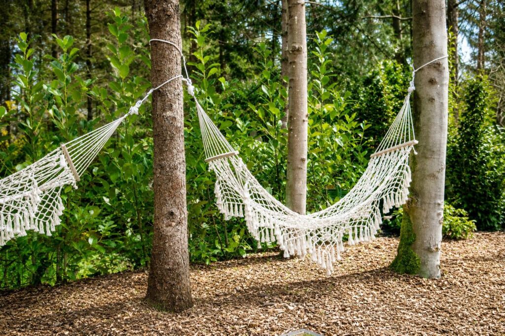 hangmat in rustige bostuin tinyhouse sam