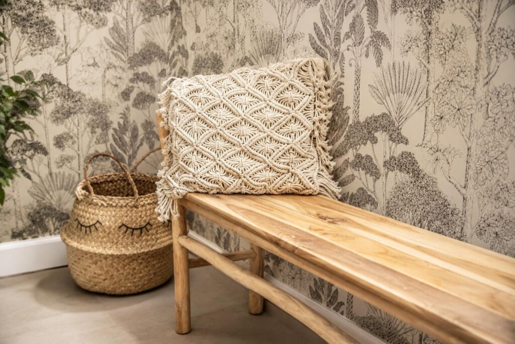houten bankje met behang met print tinyhouse sam