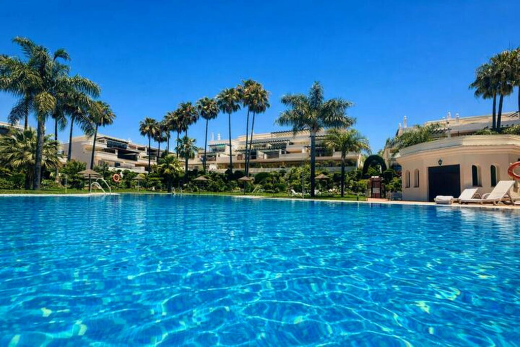 marbella apartment pool palmtrees