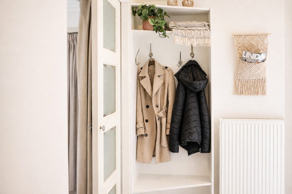 minimalistisch entree met skandinavische inrichting tinyhouse julia