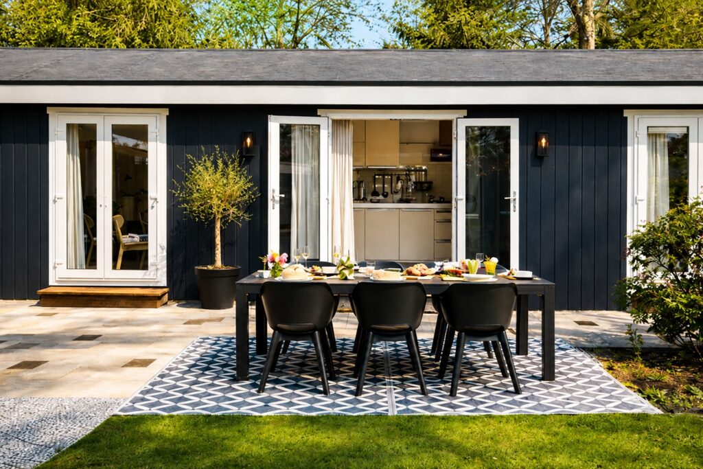 modern terras met eettafel en lunch tinyhouse julia