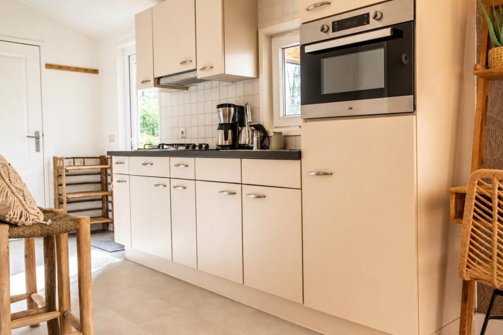 open keuken met lichtinval en skandinavische details tinyhouse sam