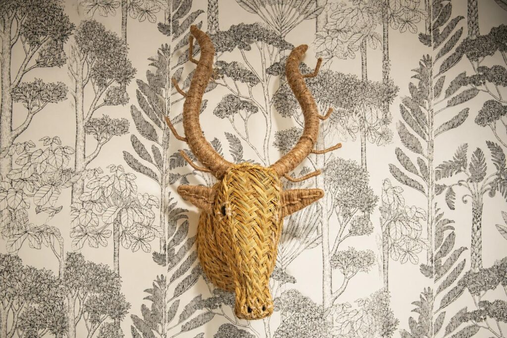 rieten dierenkop op muur met behang met print tinyhouse sam