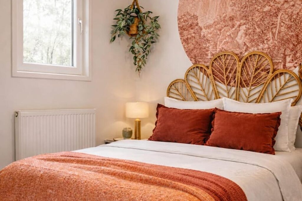 slaapkamer met boho accenten en plant tinyhouse sam