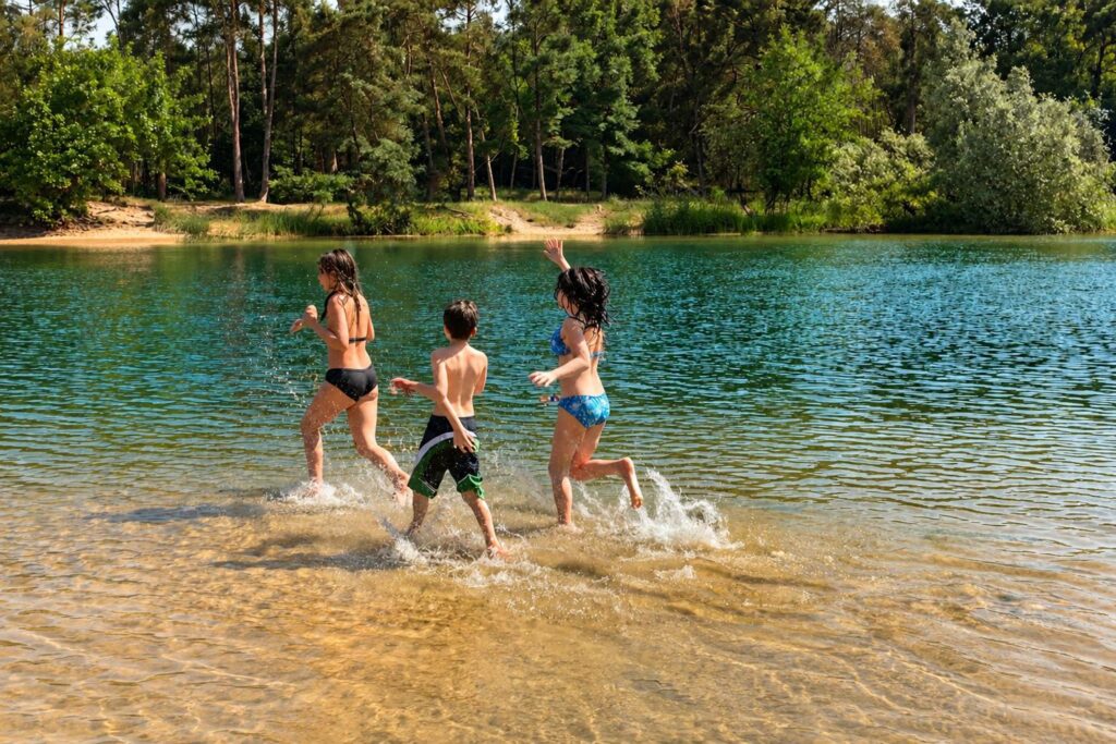 spelen in het meer op een zomerse dag doornspijk