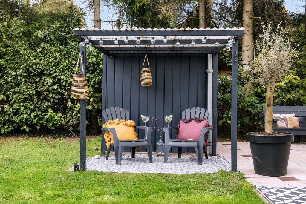 tuin met pergola en zithoek tinyhouse julia