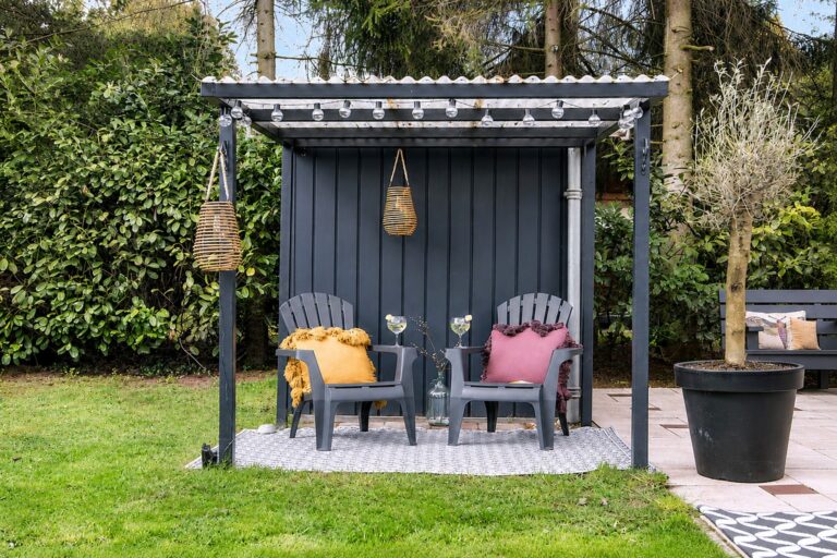 tuin met pergola en zithoek tinyhouse julia