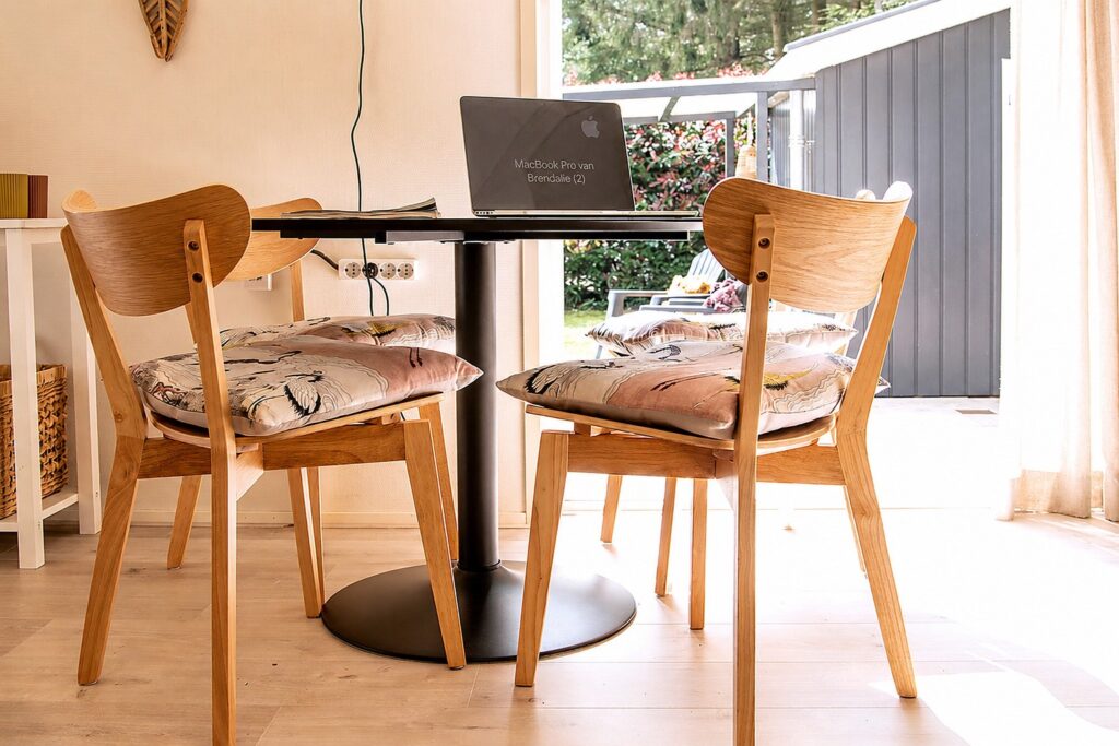 werkplek met labtop op tafel en tuinzicht tinyhouse julia