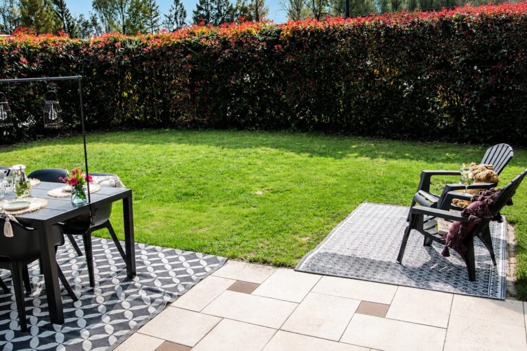 zonnig terras met eettafel en loungezitje tinyhouse julia