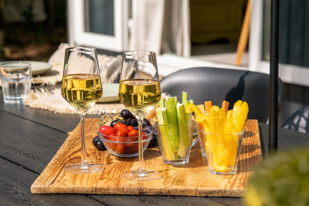 zonnige borrel op het terras tinyhouse julia