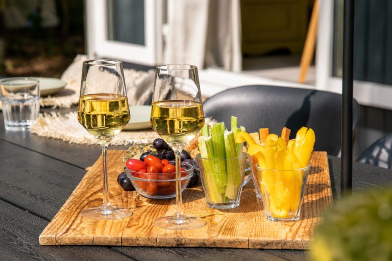 zonnige borrel op het terras tinyhouse julia
