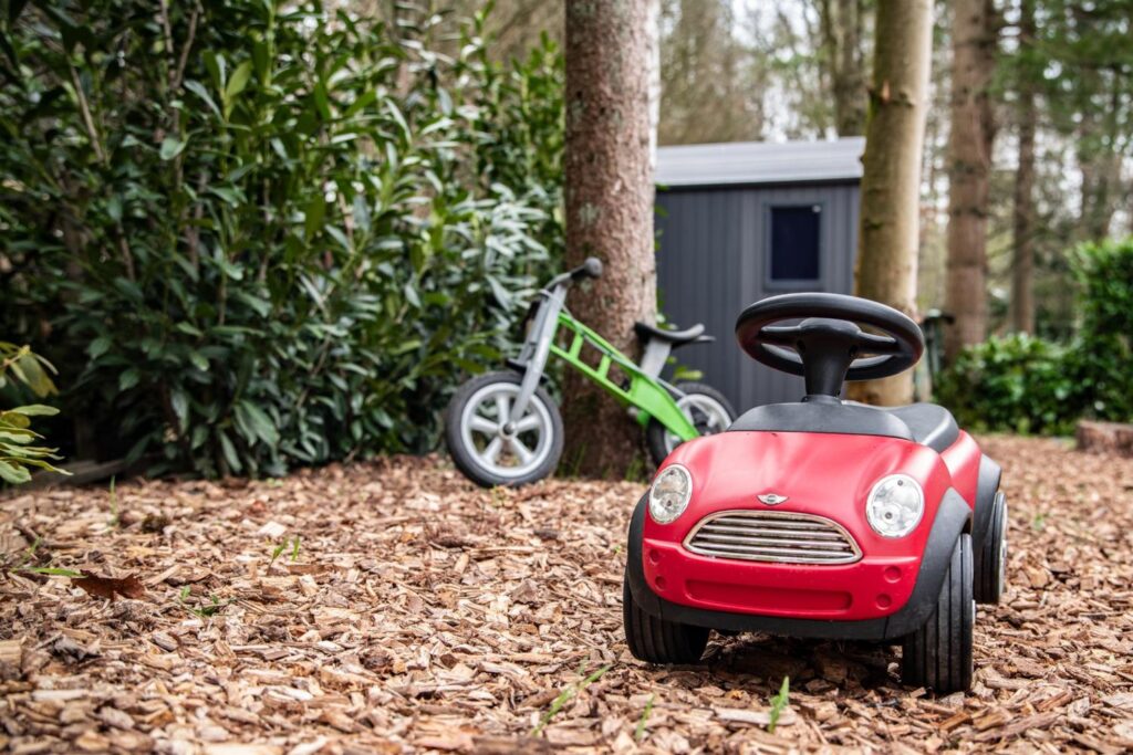 Kinder buiten speelgoed in het bos sam