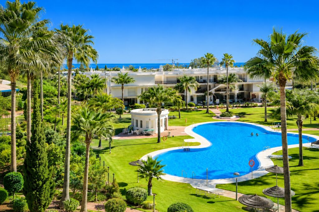 Marbella tropisch resort met azuurblauwe pool blog 3