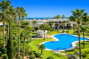 Marbella tropisches Resort mit azurblauem Pool Blog 3