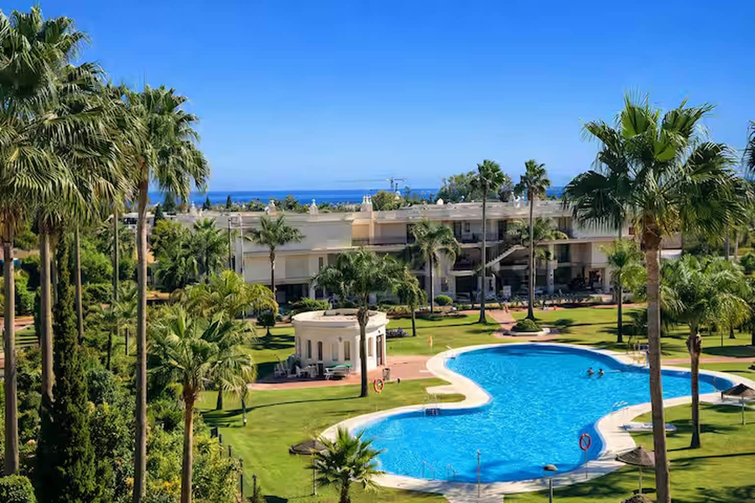 Swimmingpool und tropischer Garten bei StayatSas Marbella