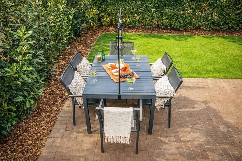 terras met eettafel en tuin op de veluwe