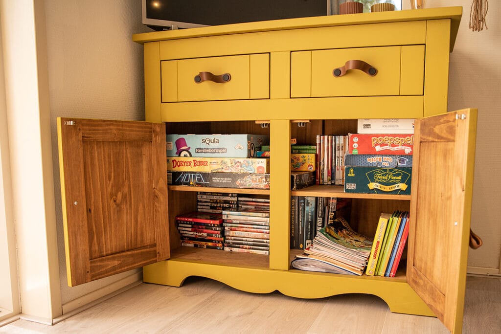 tiny house julia kast met spelletjes