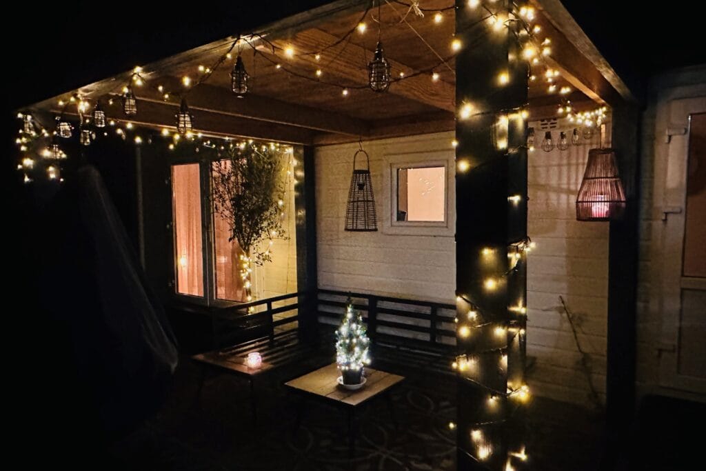 tiny house met overdekte veranda met kerstverlichting op de veluwe