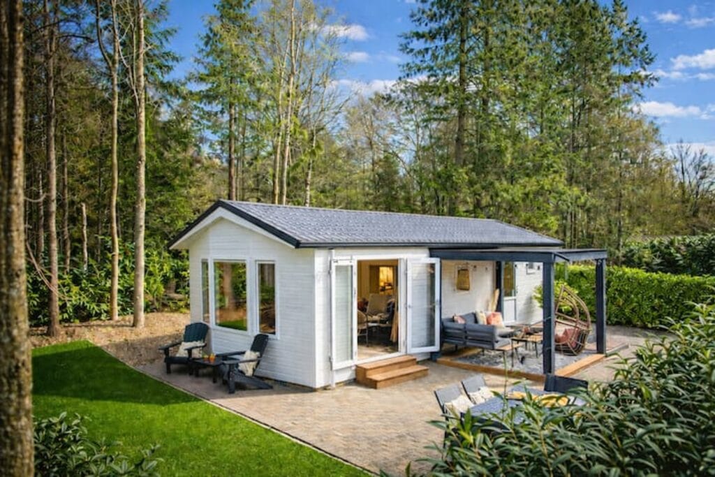 tiny house met overdekte veranda op de veluwe