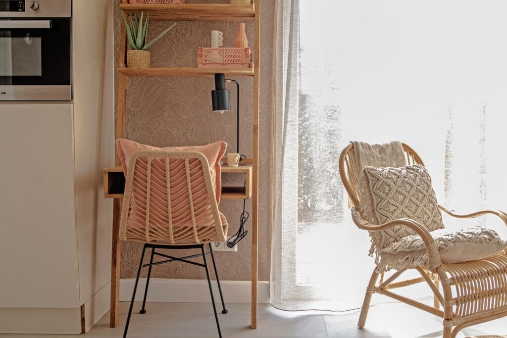 tiny house met werkplek en fauteuil bij het raam op de veluwe
