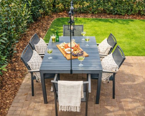 Tuinset met eettafel en stoelen op gras