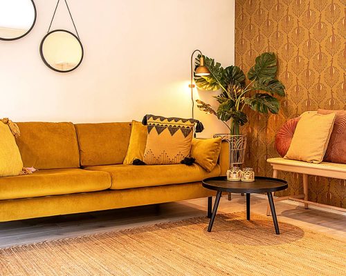 Gezellige zithoek met fauteuil en kussens