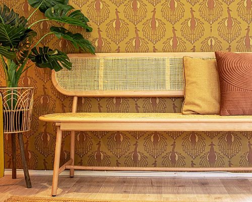 Rustige leeshoek met bank, kussens en plant