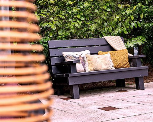 Tuinbank met kussens bij tiny house op de Veluwe