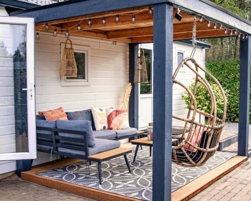 Overdekt terras met zitgedeelte naast woning