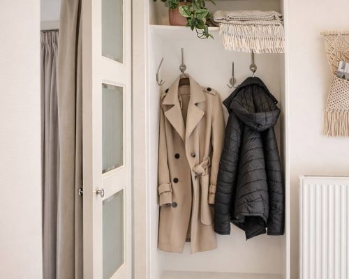 Garderobe met jassen in vakantiehuis op de Veluwe