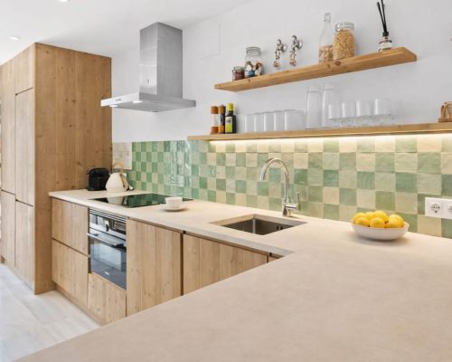 Fully equipped kitchen in Marbella holiday apartment for rent
