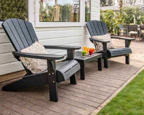 Loungestoelen op stenen terras