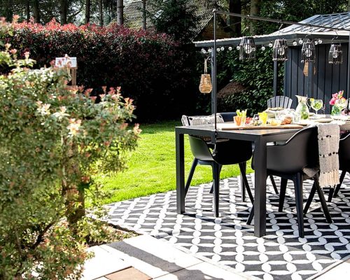 Gezellige tuin met zithoek en groen gazon