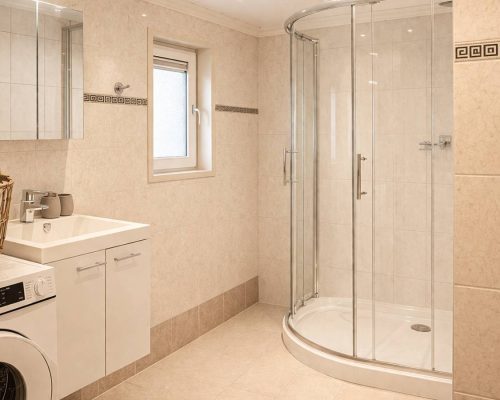 Moderne badkamer met douche en lichte tegels