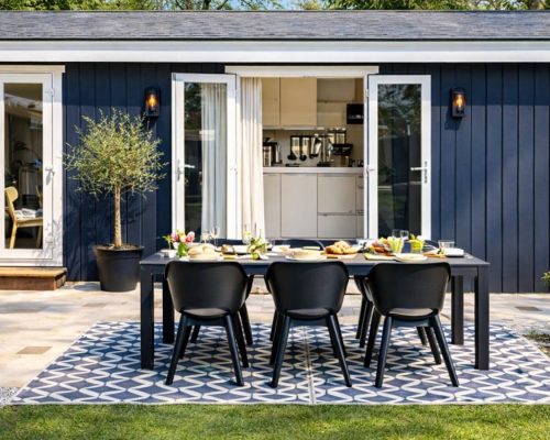 Knusse tuin met eettafel en groen gras op de Veluwe
