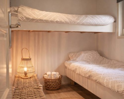 minimalistische slaapkamer met hoouten accenten