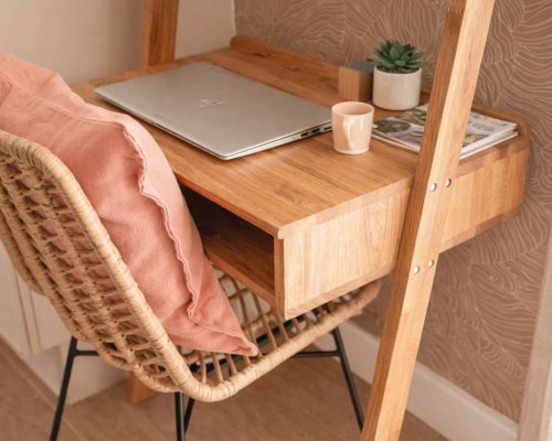 Compacte werkhoek met houten bureau
