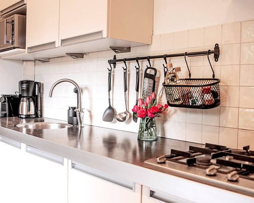 Moderne keuken met open rek en kookgerei