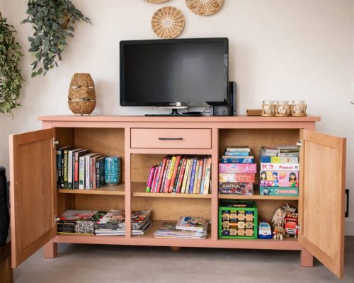 TV meubel met speelgoed en boeken