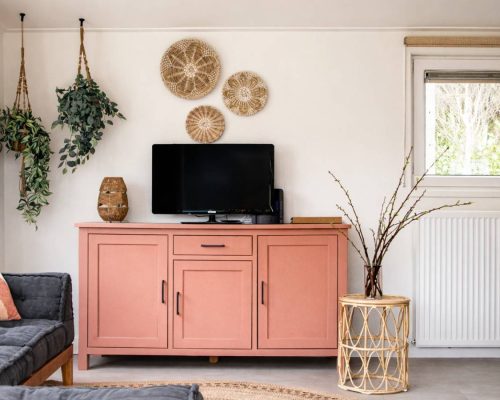 Houten dressoir met tv en wanddecoratie