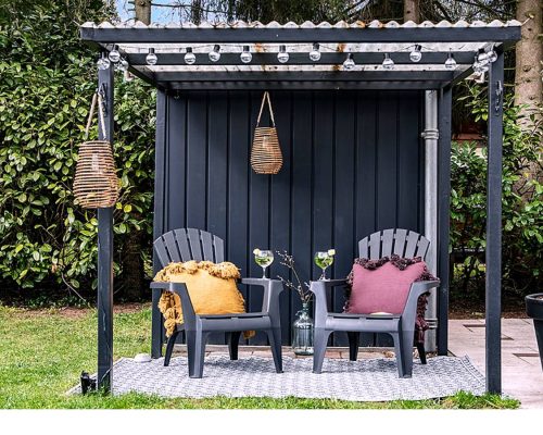 Loungestoelen onder afdak in tuin