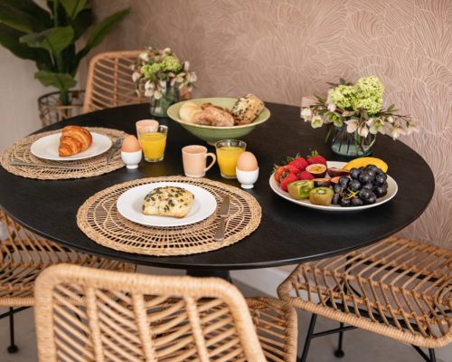 Gedekte eettafel met servies en ontbijt